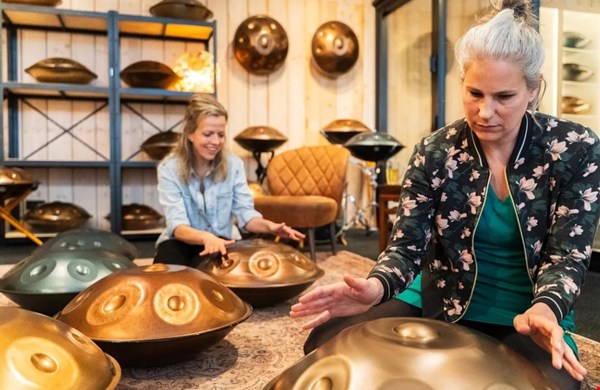 Waarom de handpan het feelgood-instrument van het moment is